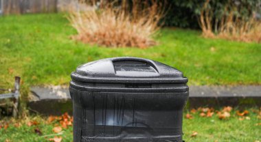 Bahçedeki çöpler için plastik çöp kutusu.