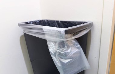 Ofisteki çöp torbası.