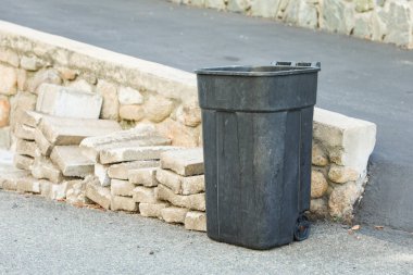 Sokaktaki çöp tenekesi