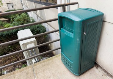 Londra 'da sokakta çöp tenekesi