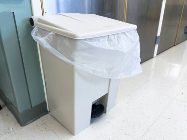 Çöp kutusundaki plastik çöp..