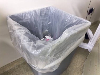 Beyaz plastik çöp tenekesi