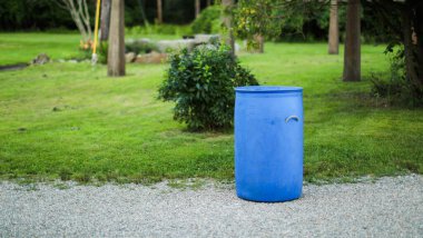 Parktaki çöp kutusu..