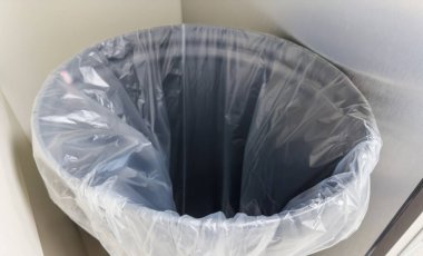 Mutfaktaki çöp tenekesi.