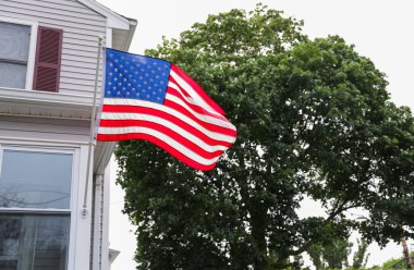 Bir evin çatısında Amerikan bayrakları
