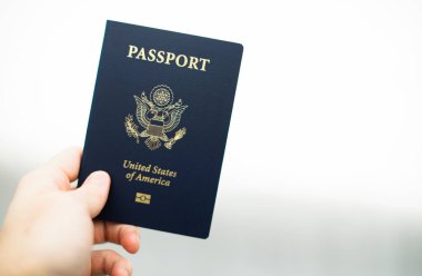 Amerikan pasaportu ve beyaz arka planda dolarlarımız var..