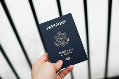 Beyaz arka planda ABD pasaportu var.