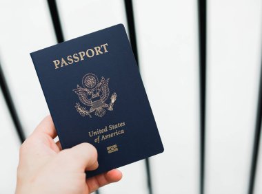 Pasaport ve arka planda insan figürü. seyahat kavramı