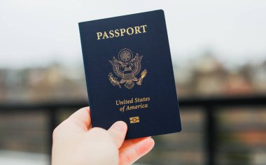 Amerikan bayrağı ve pasaportu olan kadın.