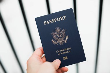 Beyaz arka planda el ele pasaport. seyahat kavramı.