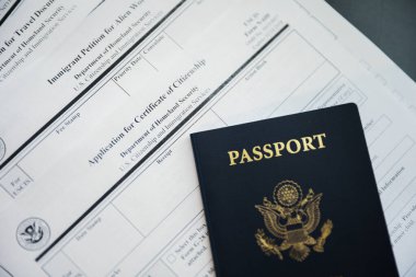 Belgede Amerikan bayrağı olan pasaport.