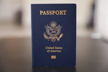 beyaz zemin üzerinde pasaportu.