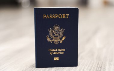 Beyaz ahşap arka planda pasaport.