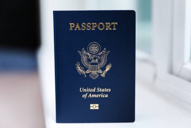 Amerikan bayrağı taşıyan pasaportumuz. seyahat kavramı.