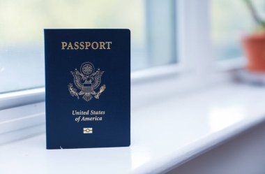 Masada Amerikan bayrağı olan ABD pasaportu..