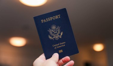 Pasaportu ve Amerikan dolarını tutan kadın. seyahat kavramı.