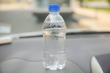 Plastik şişede bir şişe su..