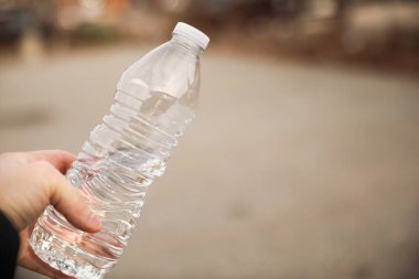 Su dolu plastik şişe.