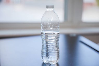 Masadaki plastik su şişesi.