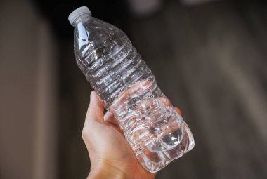 Plastik şişe tutan kadın