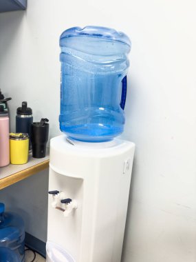 Banyoda su torbası olan plastik bir su şişesi.