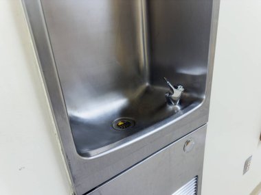 Modern bir mutfakta otomatik su musluğu