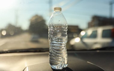 Arka planda şişedeki su