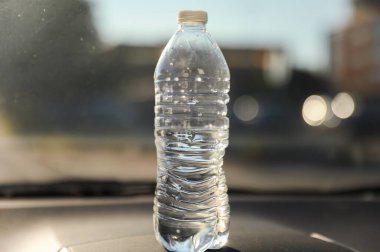 İçinde araba olan saf su şişesi.