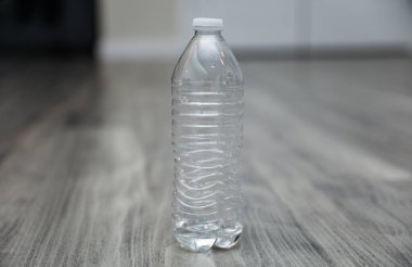 Masada su olan şişe, yakın plan.