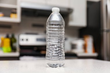Mutfaktaki masada bir şişe saf su var..