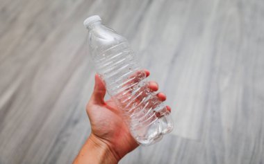 Beyaz arka planda plastik su şişesi