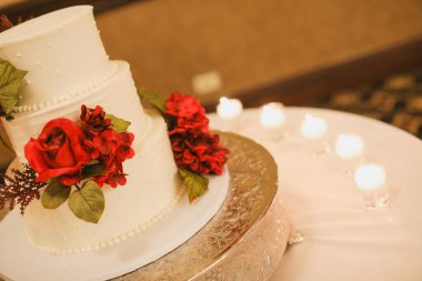 Kırmızı güllü güzel düğün pastası