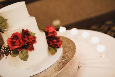 Güllü güzel düğün pastası