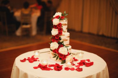 Çiçekli düğün masası