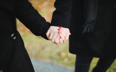 Aşık Çift Elele tutuşuyor