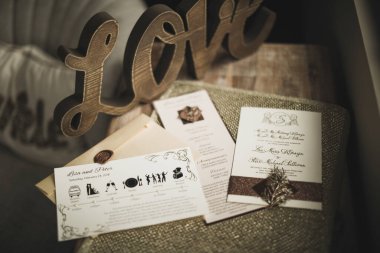 Tahta bir arka planda düğün davetiyesi. Aşk konsepti, düğün, gelin....