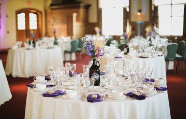 Düğün için hazırlanmış bir masa ya da başka bir akşam yemeği..