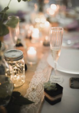 Çiçekler ve mumlarla dolu güzel bir masa.