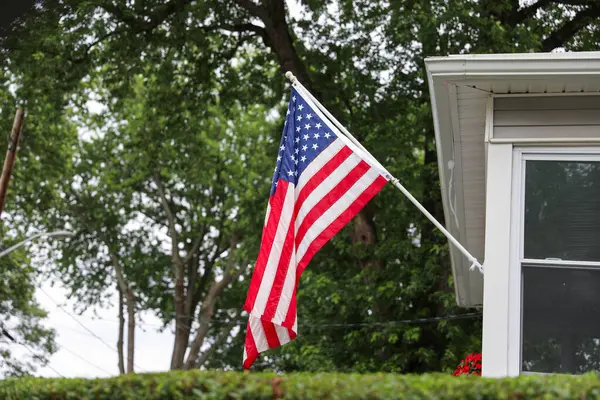 Washington 'daki Amerikan bayrağı ve evi.