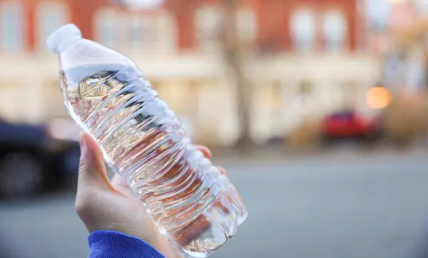 Su dolu plastik şişe.