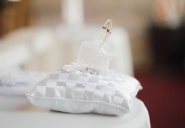 Yastıktaki alyanslar