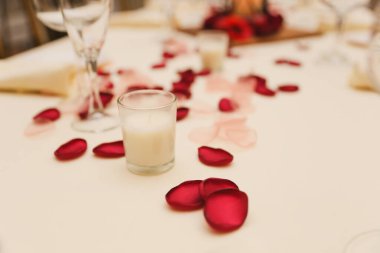 Kırmızı güllü düğün masası