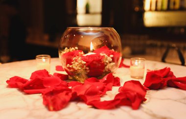 Restoranda mum ve kırmızı şarap kadehi.