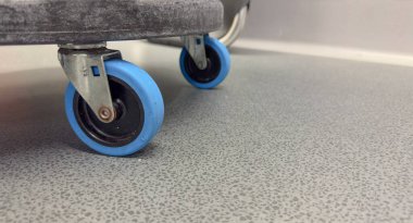 Beyaz zemin üzerinde bir bisiklet tekerleği, yakın çekim