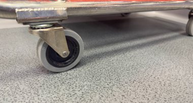 Motorsikletin metal tekerleğine yakın çekim