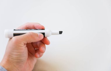 Beyaz arka planda elektrikli sigara tutan adam. Yakın çekim