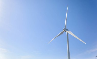 Elektrik üretiminde rüzgar türbini, mavi gökyüzü
