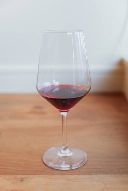 şarap kadehi masanın üstünde.