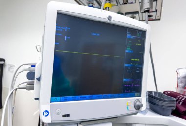 Hastanede tıbbi malzemeler var.