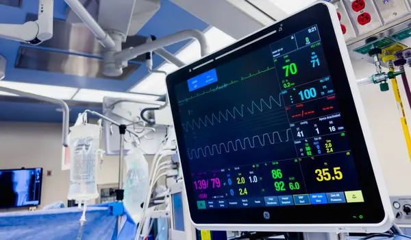 Ameliyat odasında monitörlü modern bir ameliyathane